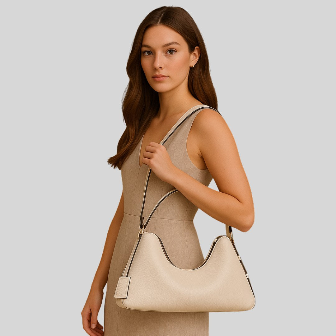 Collection sacs à bandoulières StylishStrap, jeune femme portant un grand sac à bandoulière en velours côtelé en travers du corps