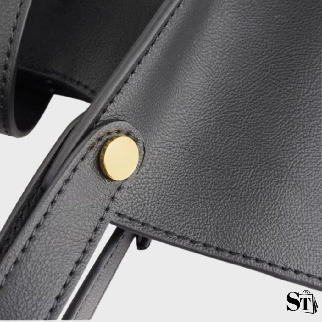 Photo très zoomée sur les détails du sac cabas structuré Cézanne en noir sur fond blanc