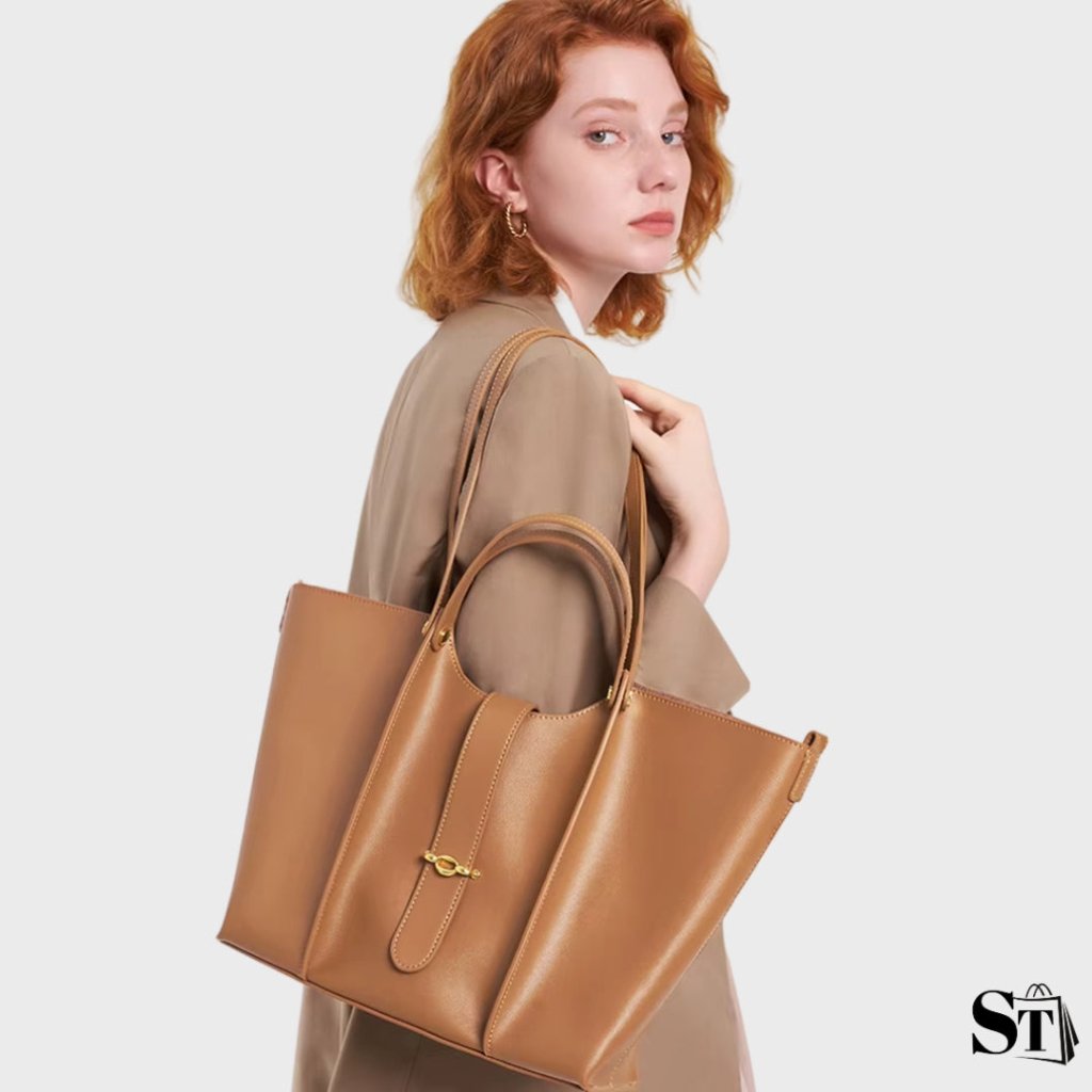 Jeune femme rousse portant le sac cabas structuré Cézanne marron sur fond blanc