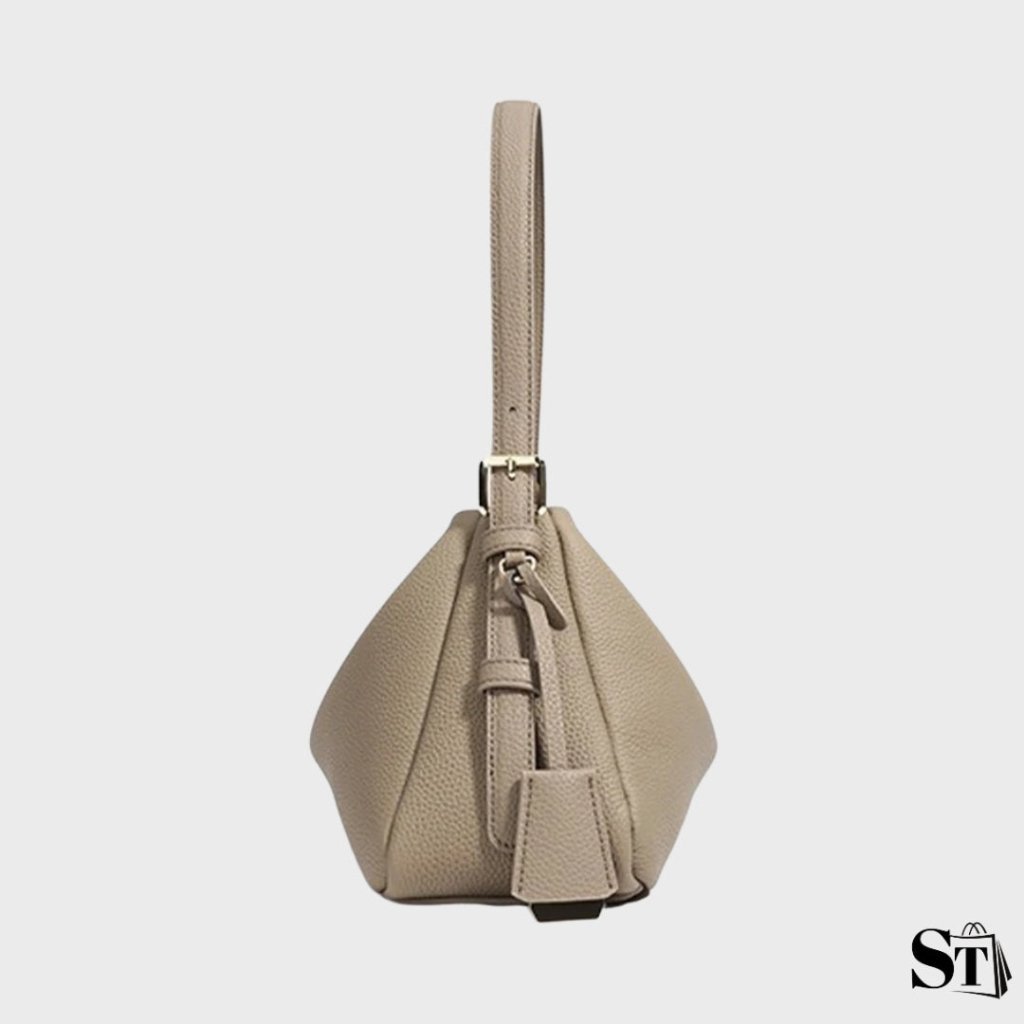 Vue de profil du sac baguette kaki La Vague design sculptural en cuir grainé, modèle élégant pour femme signé StylishStrap.