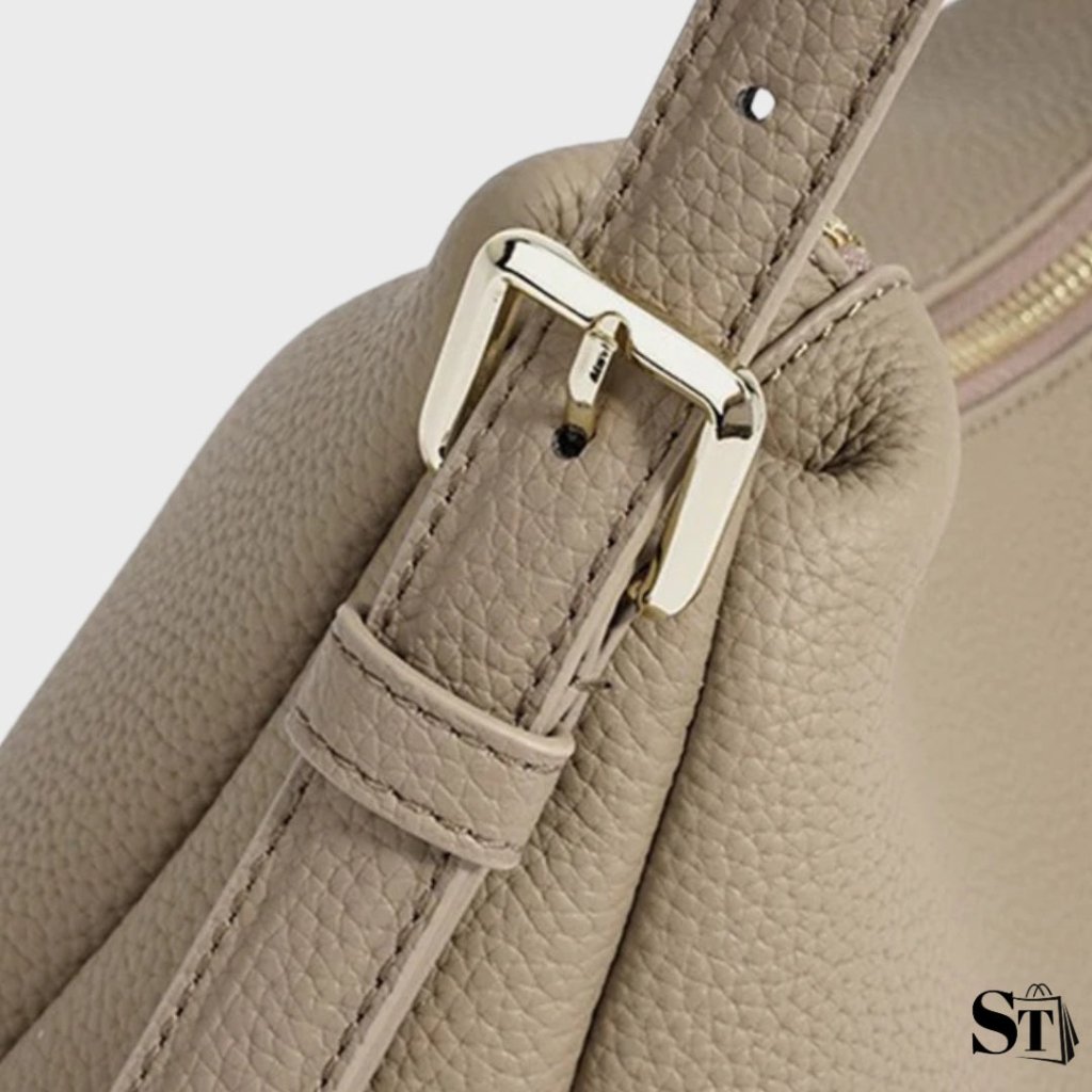 Zoom sur la boucle dorée du sac baguette kaki La Vague, détail de la bandoulière réglable et du cuir grainé signé StylishStrap.