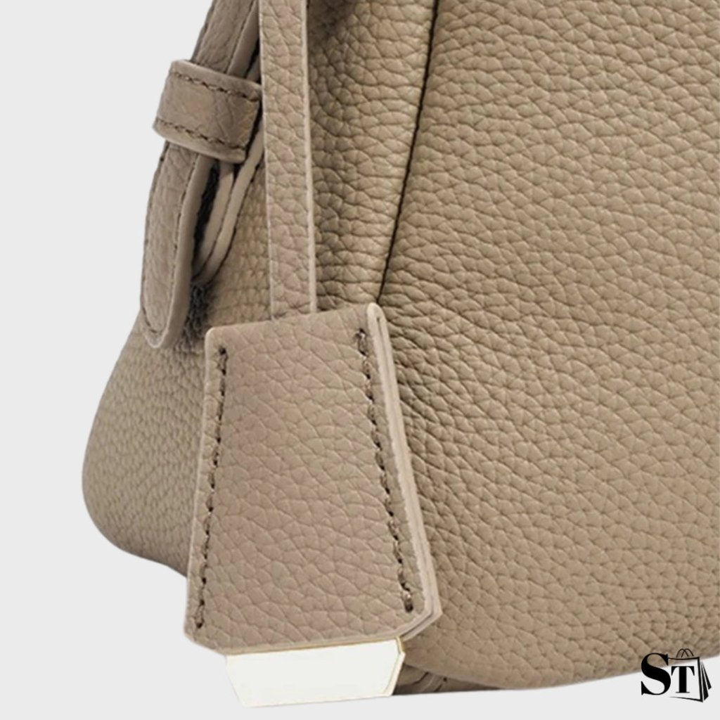 Zoom sur le cuir grainé du sac baguette kaki La Vague, focus sur la texture et les finitions couture, modèle élégant de StylishStrap.