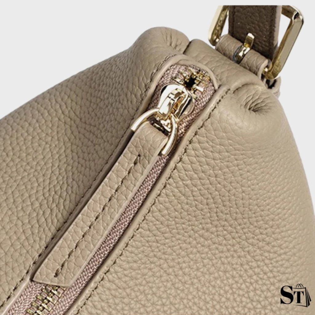 Zoom sur la fermeture zippée dorée du sac baguette kaki La Vague, détail du cuir grainé et de la finition élégante par StylishStrap.