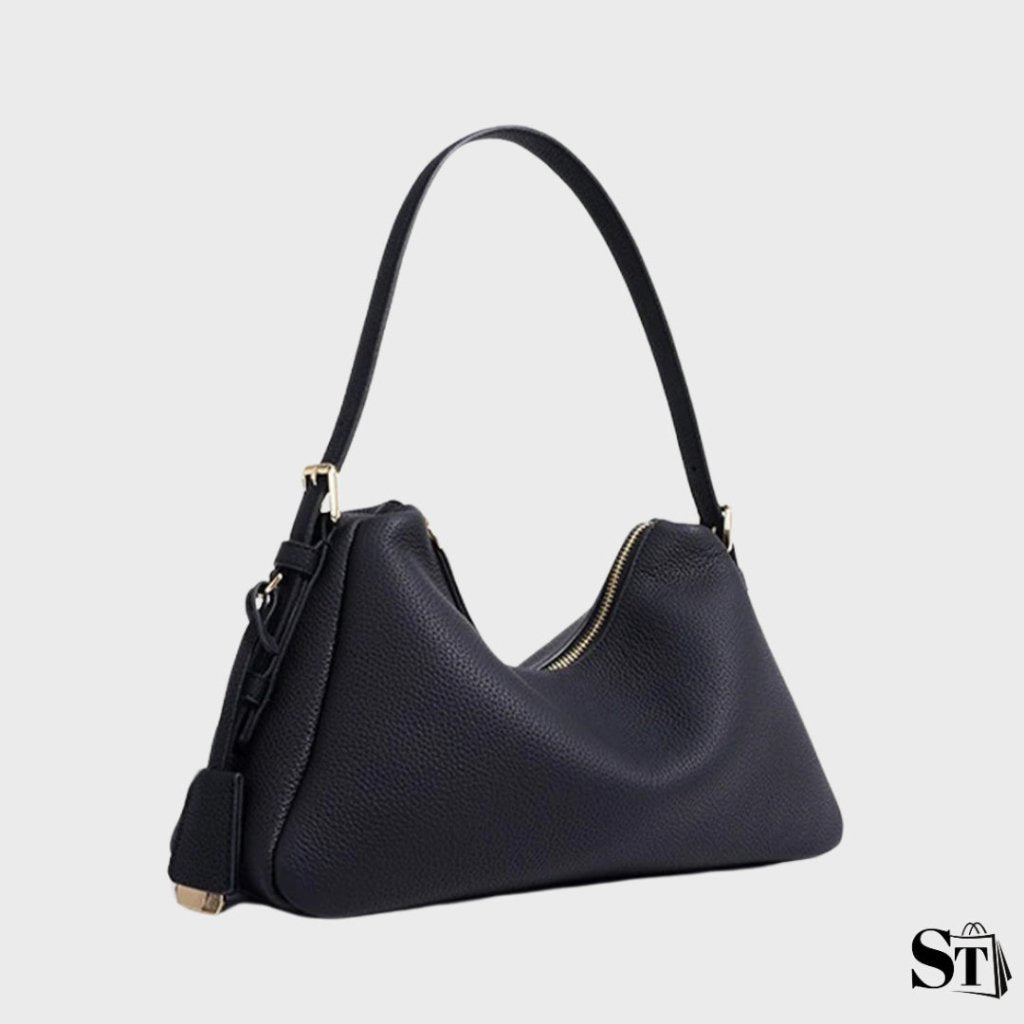 Vue en angle du sac baguette noir La Vague, design sculptural en cuir grainé avec fermeture zippée dorée, par StylishStrap.