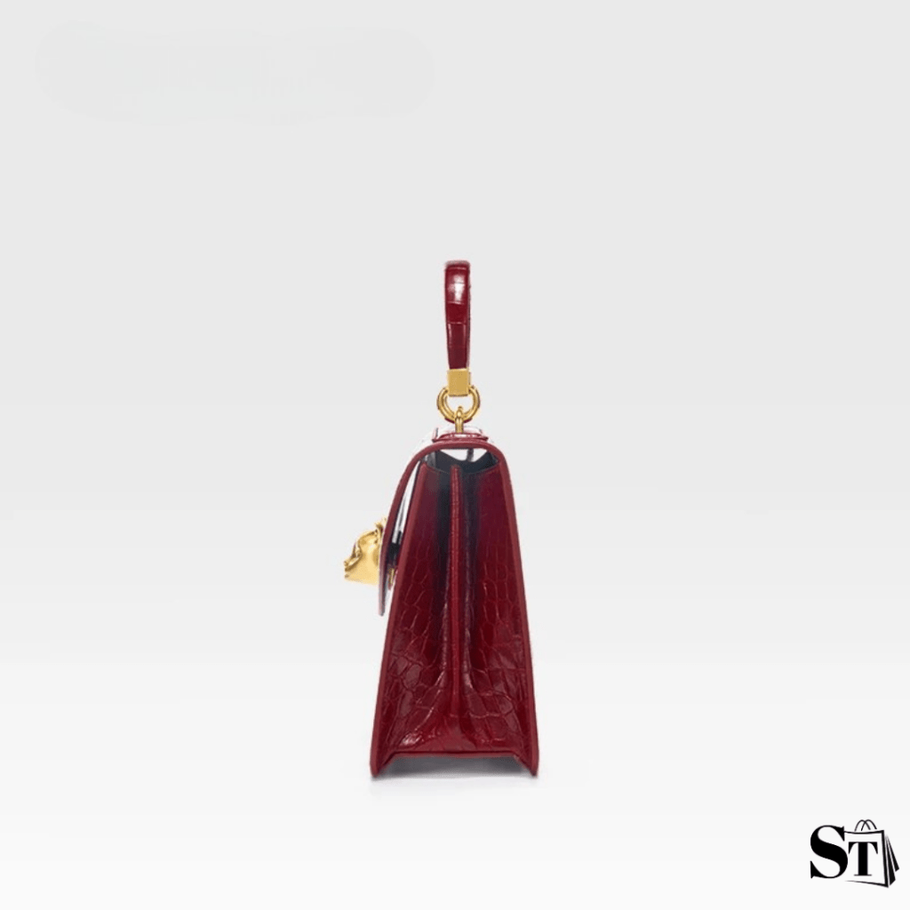 sac à main crocodile pour businesswoman vu de profil