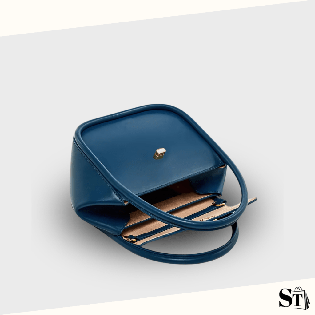 Photo du sac à main tendance en cuir bleu ouvert