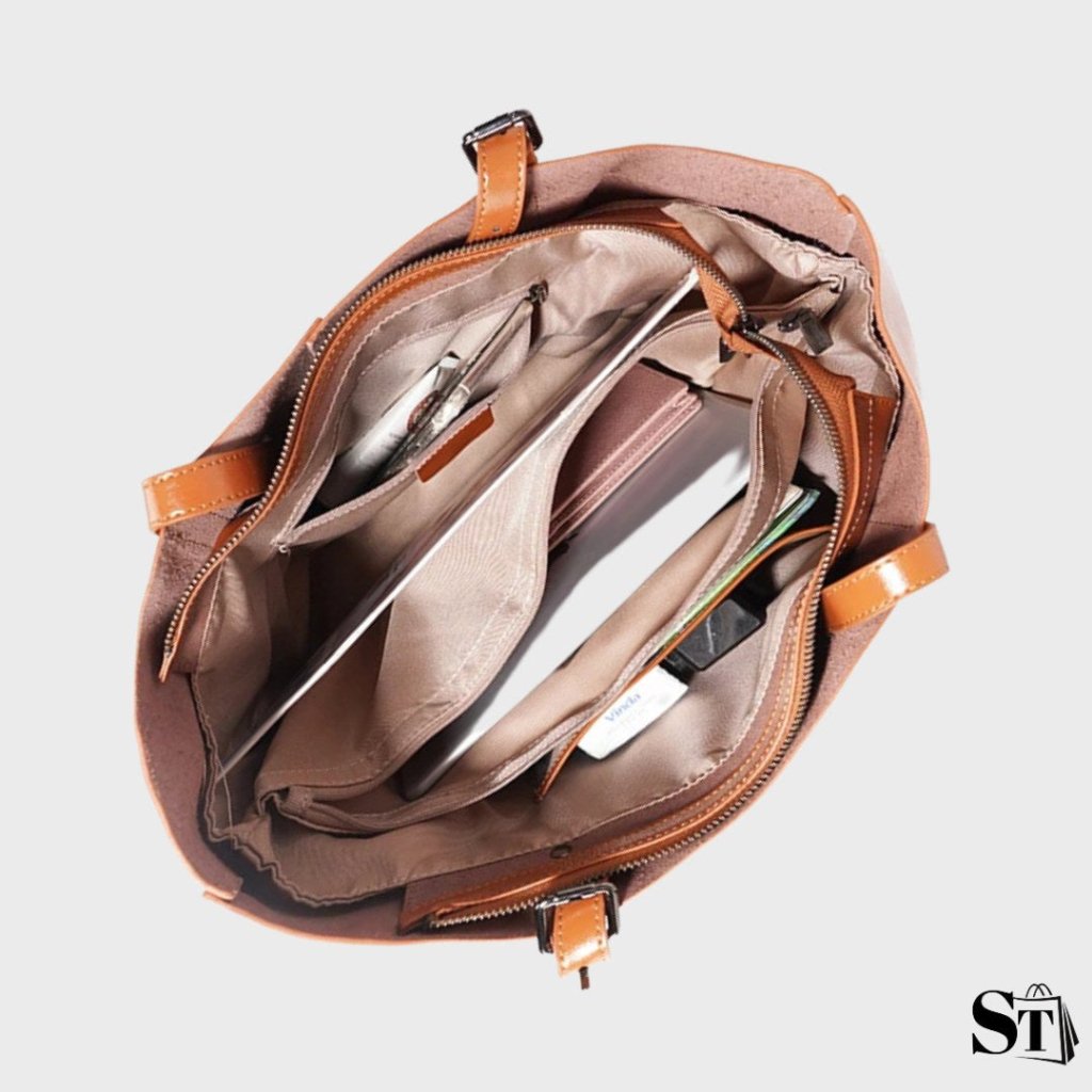 Vue intérieure du sac cabas Auteuil en cuir – multiples poches, grande capacité avec iPad, portefeuille et accessoires