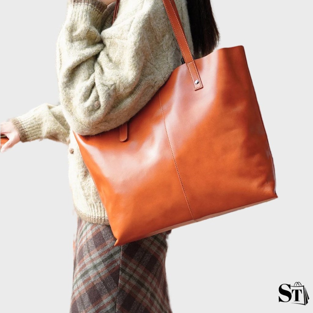 Femme portant le sac cabas Auteuil en cuir camel – style vintage élégant avec tenue automnale