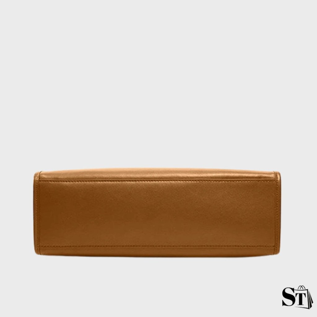 Vue du dessous du sac cabas Le Simone en cuir camel – fond rigide rectangulaire