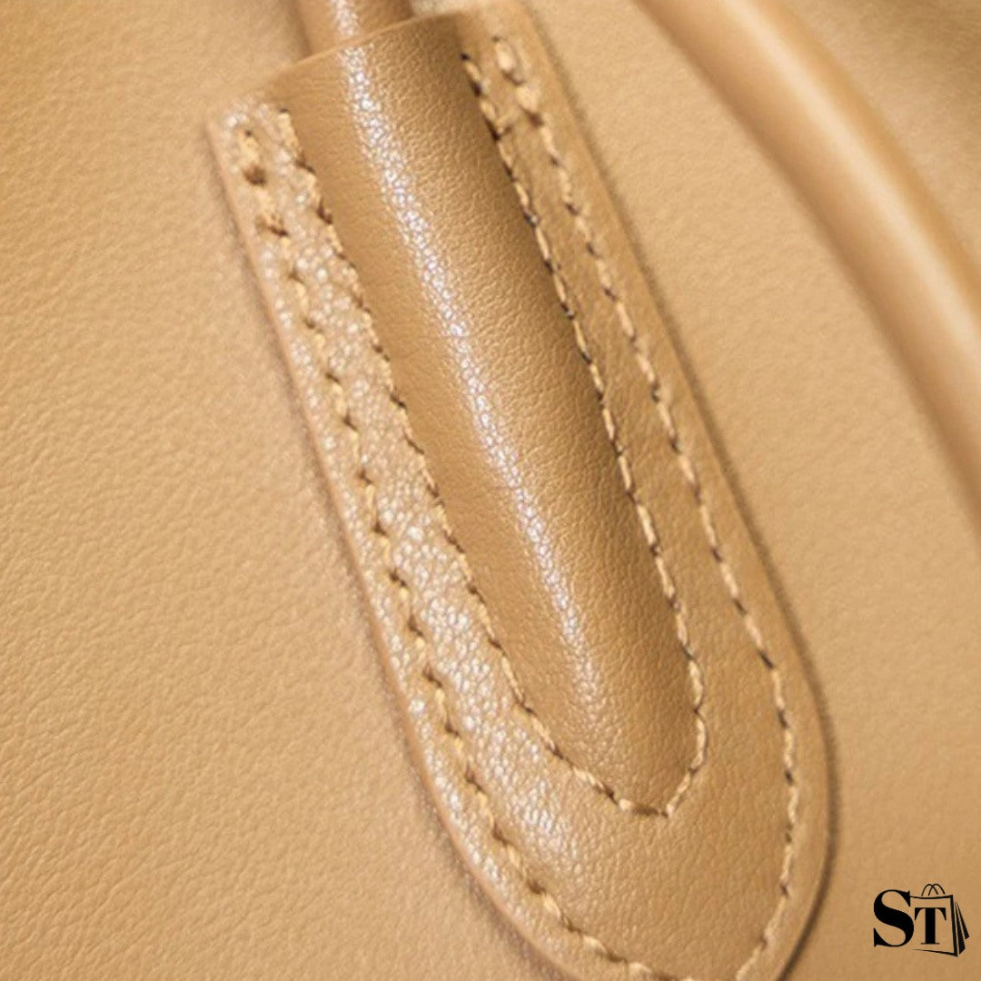 Zoom sur les coutures renforcées du sac cabas Le Simone en cuir véritable