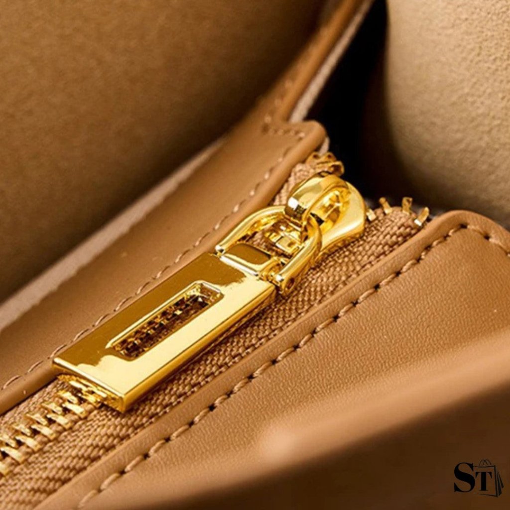 Détail de la fermeture éclair dorée du sac cabas Le Simone en cuir beige