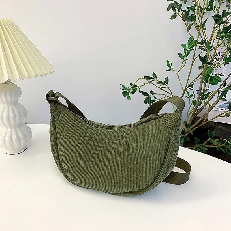 sac banane en velours côtelé vert olive posé sur un bureau