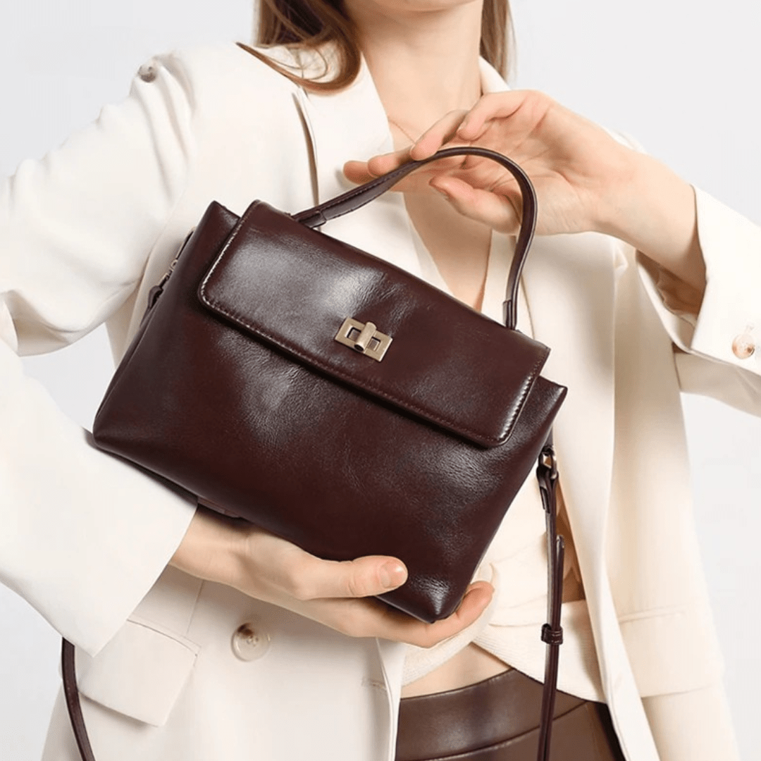 Sac de qualité tenu par une jeune femme, image d'article de blog