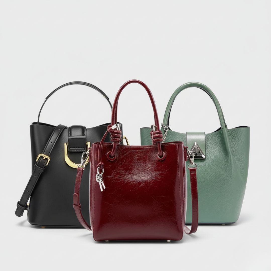 Trois sacs seaux en cuir tendance 2026 : modèles noir, vert grainé et bordeaux brillant StylishStrap sur fond gris clair.