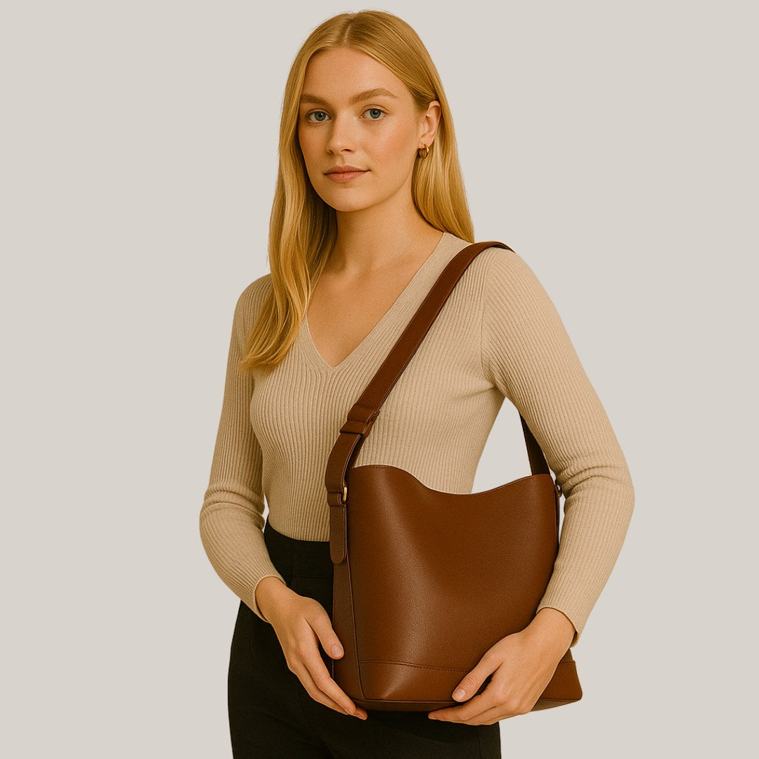 Jeune femme portant un grand sac seau en cuir marron élégant