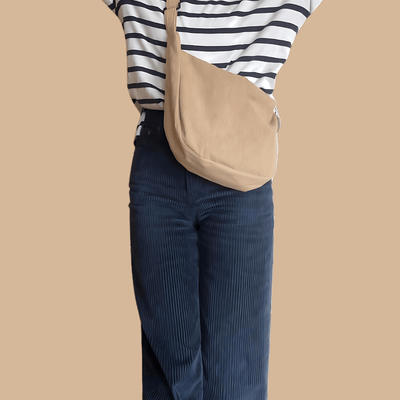 Collection sacs à bandoulières StylishStrap, jeune femme portant un grand sac à bandoulière en velours côtelé en travers du corps