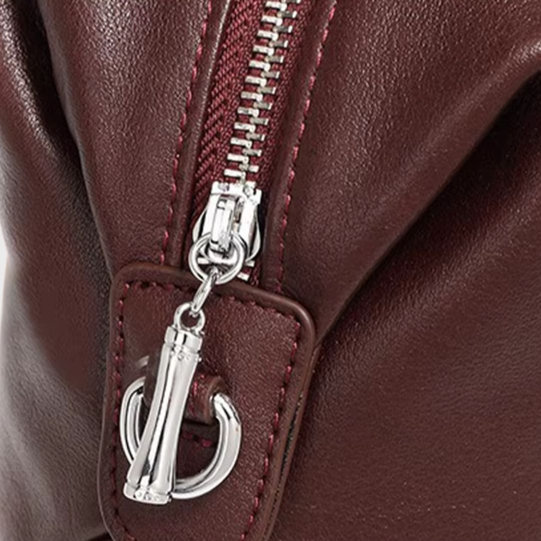 Gros plan sur les finitions soignées, les coutures et le curseur du zip du sac Boston