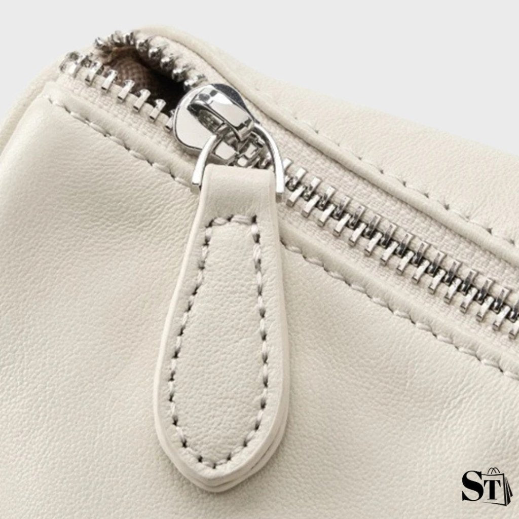 Zoom sur la fermeture éclair du sac Cocon en cuir blanc – détail du zip en métal argenté