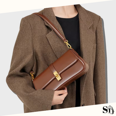 Femme portant un sac baguette chic