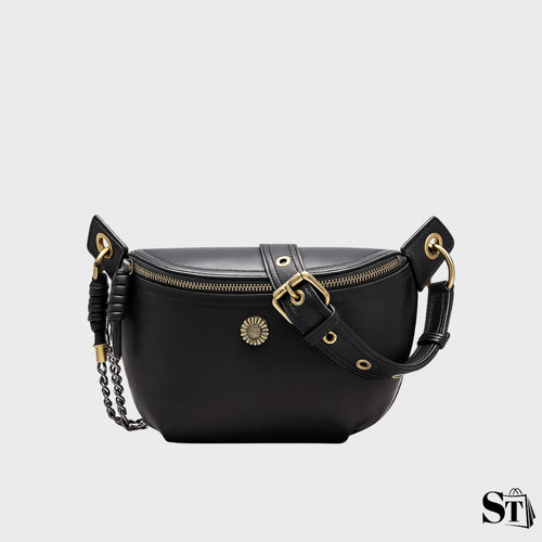 Sac banane en cuir noir pour femme pris en photo de face sur un fond blanc, pour la marque de sacs élégants StylishStrap.