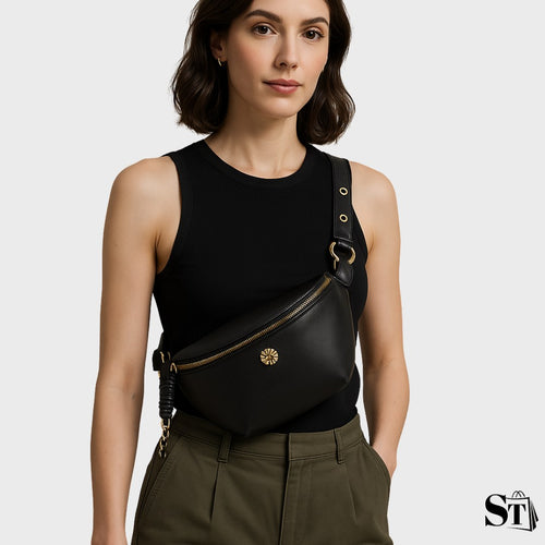 Femme portant un sac banane cuir noir en bandoulière, accessoire de mode élégant et pratique avec fermeture zippée dorée, idéal pour un look chic et tendance.