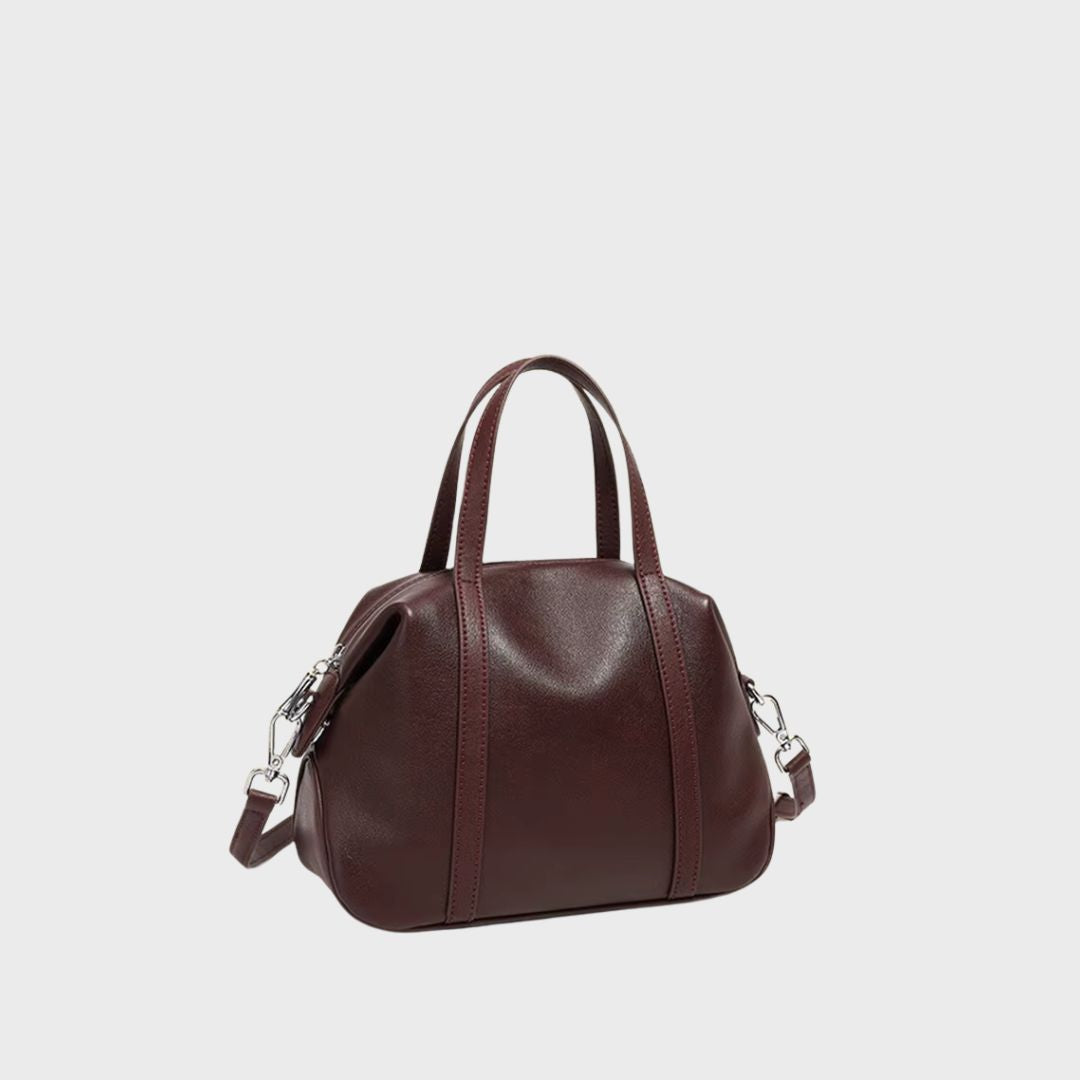 Sac à main bowling en cuir véritable vu de trois-quarts montrant le volume compact