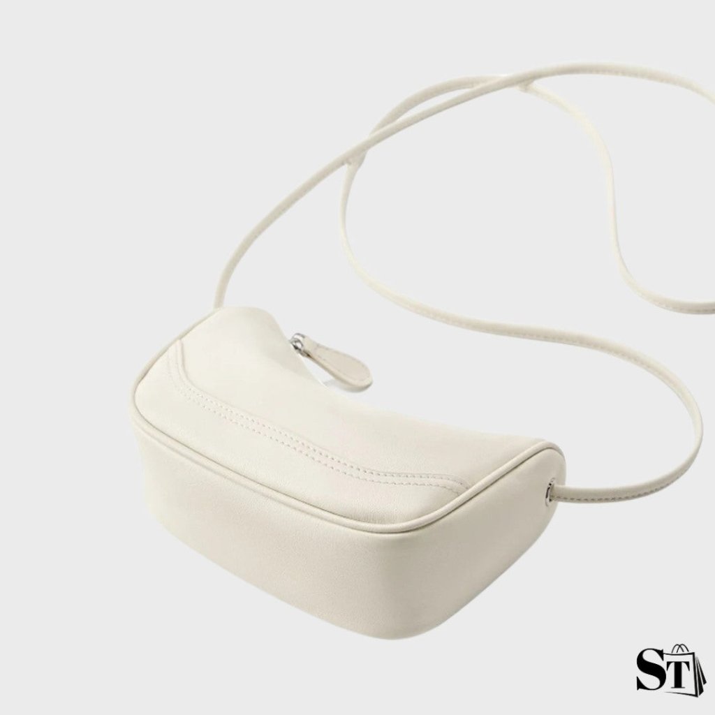 Petit sac Cocon en cuir blanc cassé – vue de dessous avec bandoulière fine en cuir